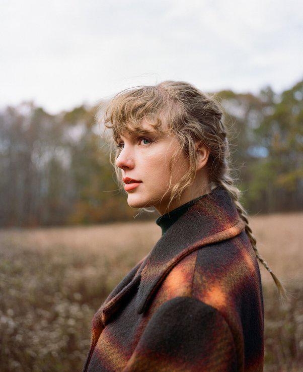 Taylor Swift sở hữu mái tóc đẹp tự nhiên.