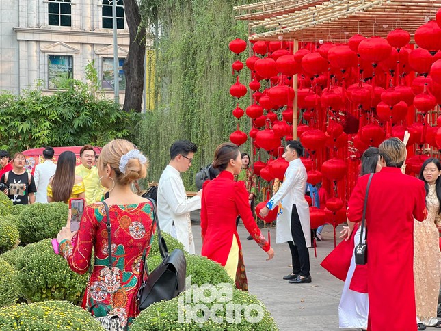 Không khí ở Quận 1 ngập tràn sắc đỏ thắm của những dải lồng đèn cùng tà áo dài thướt tha.