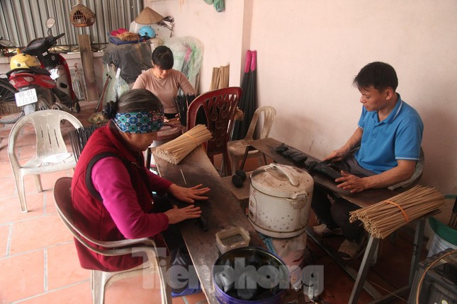 Ngày trước, người làm hương đen ở làng Chóa chỉ làm bán vào dịp Tết. Mấy năm gần đây, do nhu cầu lớn nên người làng làm hương quanh năm. Từ tháng 10 đến tháng 12, người làm hương đen làng Chóa vào vụ Tết.