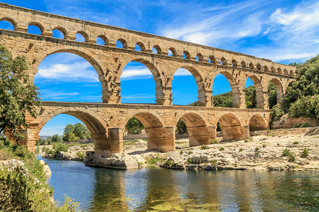 Pont du Gard, Pháp: Cây cầu dẫn nước Pont du Gard gần 2.000 năm tuổi là bằng chứng&nbsp;đáng kinh ngạc về sự khéo léo của kỹ thuật La Mã. Được xây dựng để cung cấp nước cho thành phố Nîmes gần đó, đây là cây cầu cao nhất và là một trong những cây cầu La Mã được bảo tồn tốt nhất vẫn còn tồn tại.&nbsp;
