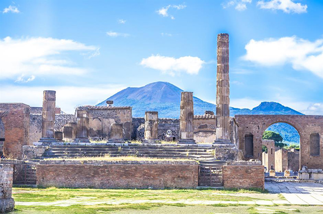 Pompeii, Campania, Ý: Những di tích kỳ lạ của Pompeii vẫn ẩn hiện trong bóng tối của Núi Vesuvius - ngọn núi lửa đã phá hủy thành phố vào năm 79 sau Công nguyên trong vụ phun trào chết chóc bậc nhất lịch sử. Phần lớn thành phố được bảo tồn dưới một lớp tro núi lửa dày và mãi đến thế kỷ 16 mới được khám phá lại.&nbsp;
