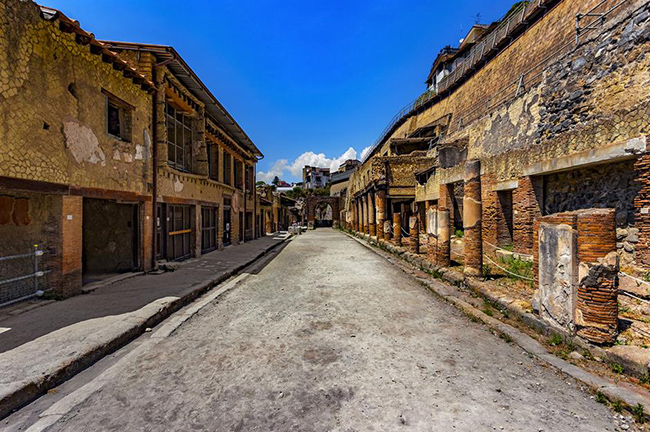 Herculaneum, Ý: Thành phố Herculaneum hình thành&nbsp;vào thế kỷ thứ 7 trước Công nguyên và được đặt theo tên của vị thần Hy Lạp Hercules. Vào thời điểm đó, Herculaneum hoạt động như một điểm đến nghỉ dưỡng của nhiều gia đình giàu có nhờ khí hậu ôn hòa và bầu trời đầy nắng.
