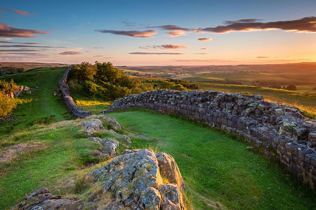 Bức tường Hadrian, Anh: Hadrian’s Wall được người La Mã xây dựng như một phòng tuyến để bảo vệ khỏi các bộ lạc phía bắc. Bức tường là một trong những biên giới nổi tiếng nhất của Đế chế La Mã. Việc xây dựng bắt đầu vào năm 122 sau Công nguyên, mất 6 năm và 15.000 người để hoàn thành.
