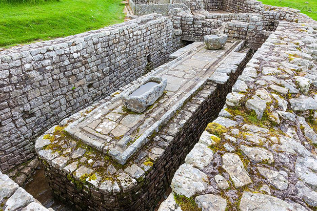 Hadrian’s Wall được xây dựng rất cầu kỳ và hiện đại vào thời điểm đó, vì các pháo đài dọc theo bức tường đều có nhà vệ sinh xả nước và sử dụng hệ thống khử khói cũng như hệ thống sưởi dưới sàn.&nbsp;
