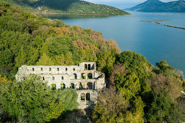 Butrint, Albania: Đất nước Albania thanh bình được bao quanh bởi cây cối, đồi và hồ nước. Đây&nbsp;không chỉ là thuộc địa của La Mã do Julius Caesar thành lập vào khoảng năm 44 trước Công nguyên mà còn là một phần của Hy Lạp Cổ đại trong nhiều thế kỷ trước đó.
