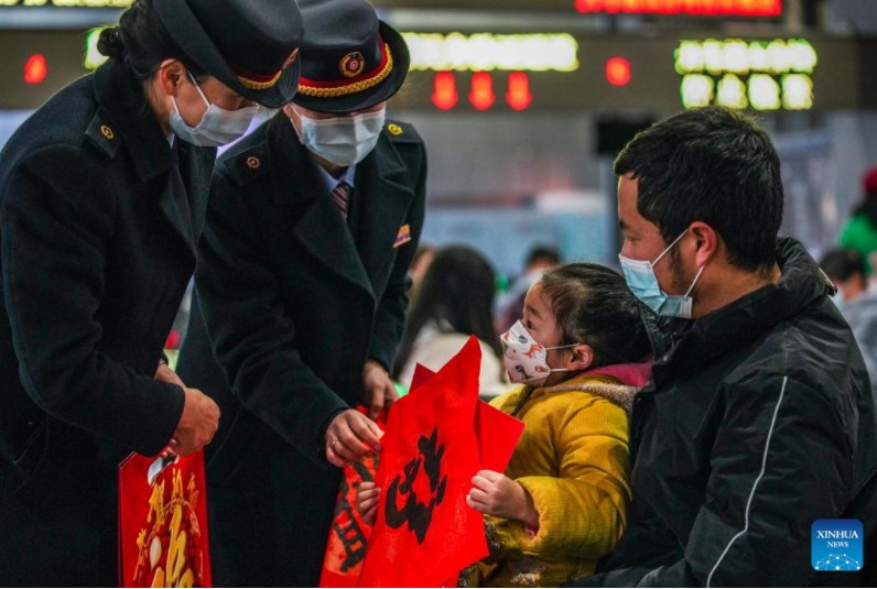 Nhân viên nhà ga Quý Dương, tỉnh Quý Châu, tặng quà năm mới cho hành khách hôm 17/1. Ảnh: Tân Hoa xã
