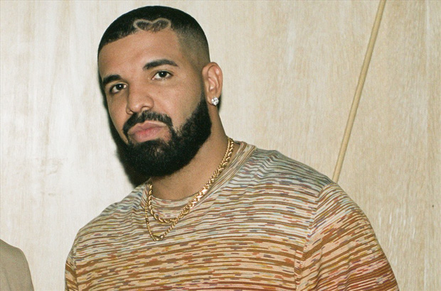 Drake bị kiện vì đổ tương ớt vào bao cao su sau khi xong chuyện, khiến bạn tình bị bỏng rát