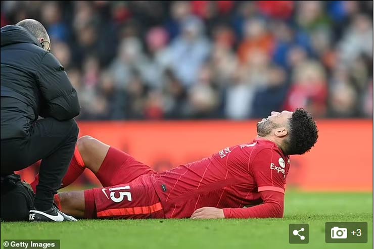 Oxlade-Chamberlain bị chấn thương mắt cá chân không lâu sau khi đánh đầu ghi bàn cho "The Kop"