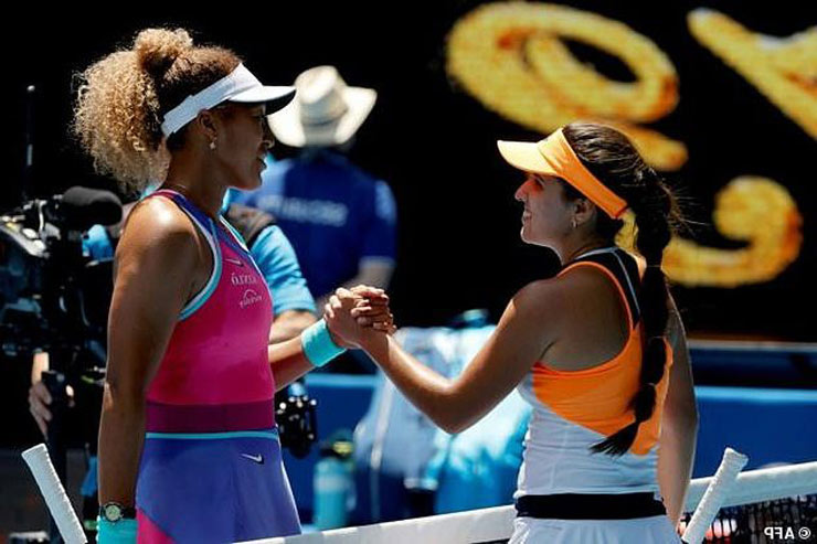 Naomi Osaka (trái) thắng nhàn Camila Osorio khi bắt đầu hành trình bảo vệ ngôi hậu ở Australian Open&nbsp;