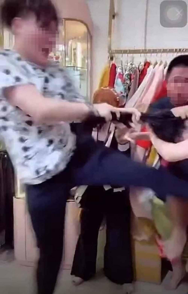 Hình ảnh đánh nhau tại cửa hàng thời trang Trang Nemo ở quận 1 được livestream lên mạng xã hội thu hút lượng người theo dõi khủng (ảnh cắt từ clip)