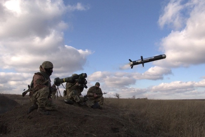 Binh sĩ Ukraine tham gia huấn luyện sử dụng tên lửa chống tăng Javelin.