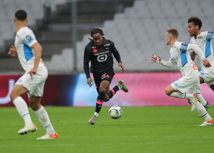 Renato Sanches (áo đen) đóng góp một pha kiến tạo giúp Lille sớm vươn lên dẫn trước đội chủ nhà Marseille