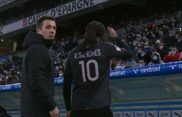 Sanches giơ "ngón tay thối" đáp trả các CĐV Marseille