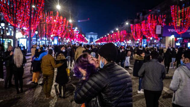 Người dân Thủ đô Paris, Pháp đón mừng năm mới 2022 trên Đại lộ Champs-Élysées