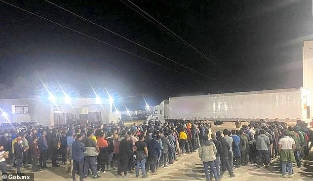 359 người nhập cư được phát hiện chen chúc trong một thùng xe tải ở Mexico hôm 16/1. Ảnh: Gob.mx