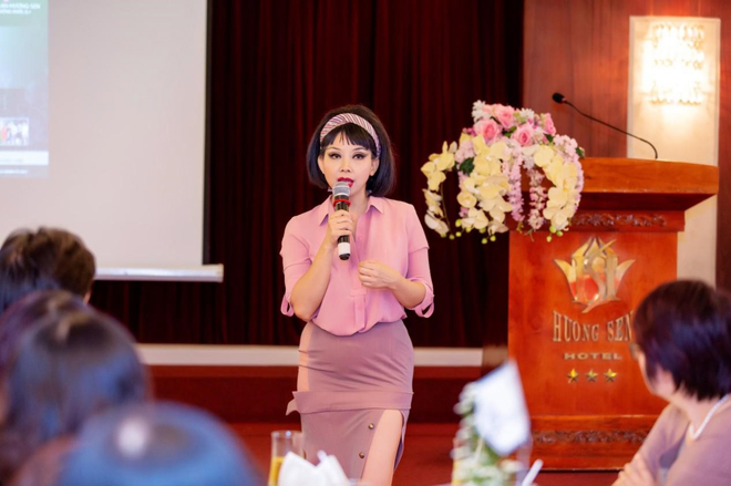 NTK Quỳnh Paris với vai trò là diễn giả thời trang tại một buổi tọa đàm về định hướng thời trang.