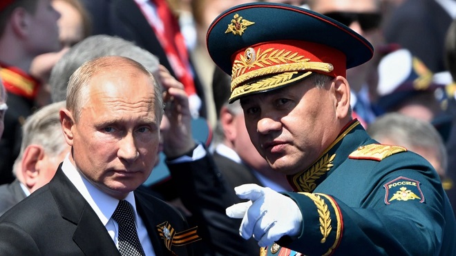 Tổng thống Nga Vladimir Putin (trái) và Bộ trưởng Quốc phòng Sergei Shoigu.