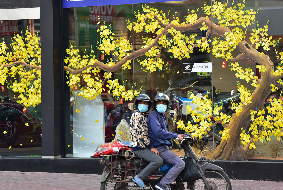 Hàng loạt cửa hàng, công ty, showroom vẽ các hình ảnh mai, đào, chùm pháo đỏ, cảnh Tết, … Vẽ tranh lên tường, kính là một hình thức trang trí thường được nhiều gia đình, cửa hàng lựa chọn mỗi dịp Tết đến xuân về.