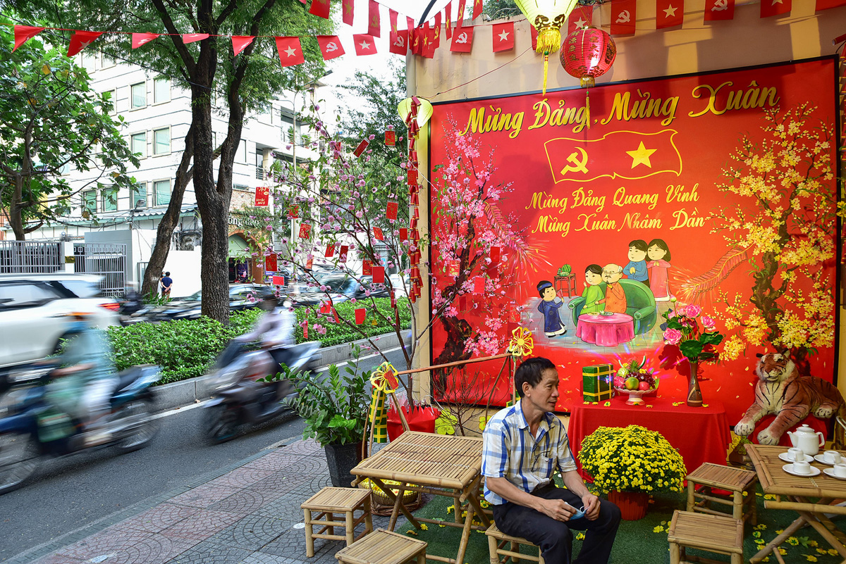 Trước trụ sở nhiều khu phố trên địa bàn quận 1 được cán bộ, người trang trí không gian Tết. Những con phố trước đây bị phong toả, heo hắt vì dịch nay ngập tràn sắc xuân.