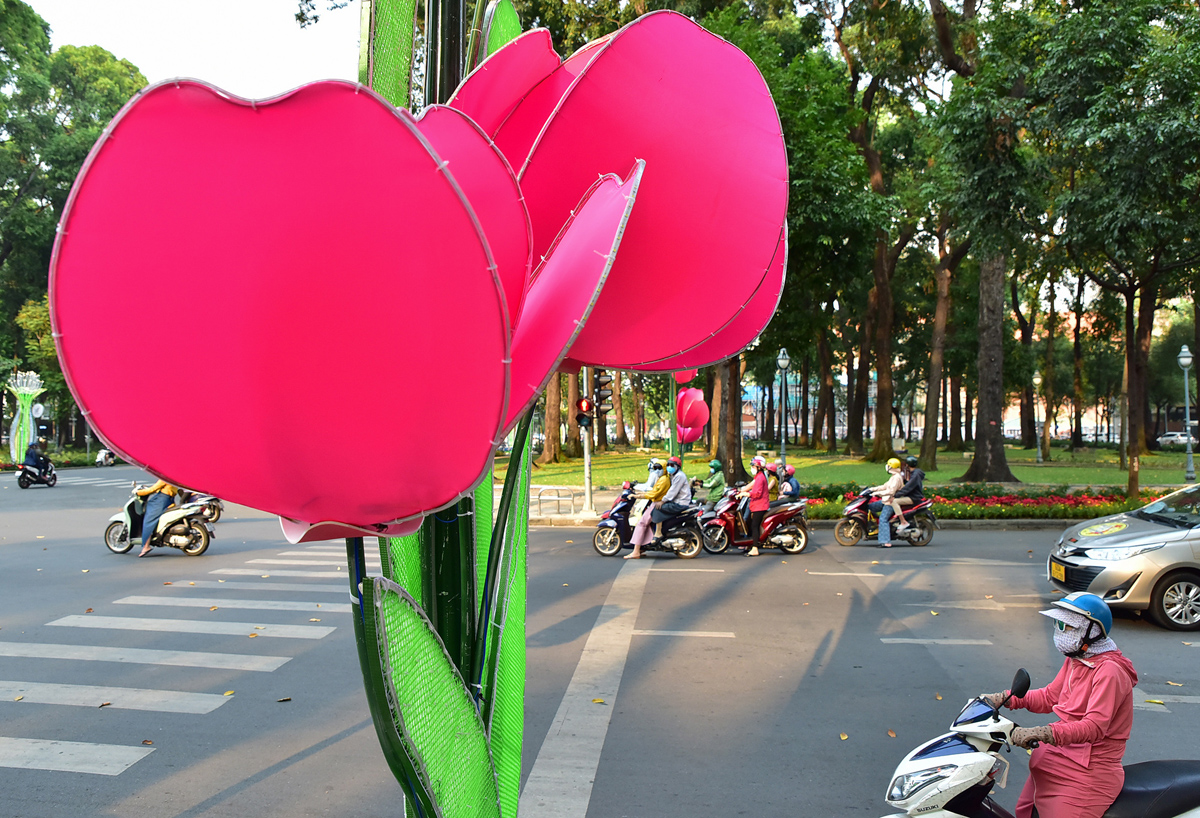 Một số tuyến đường trung tâm thành phố như Nam Kỳ Khởi Nghĩa, Lê Duẩn, Pasteur, Đồng Khởi, Nguyễn Huệ… được trang trí ánh sáng nghệ thuật đường phố. Theo lãnh đạo Sở Văn hóa và Thể thao TP.HCM, năm nay do dịch Covid-19 nên việc trang trí đường phố thực hiện trễ hơn so với mọi năm.