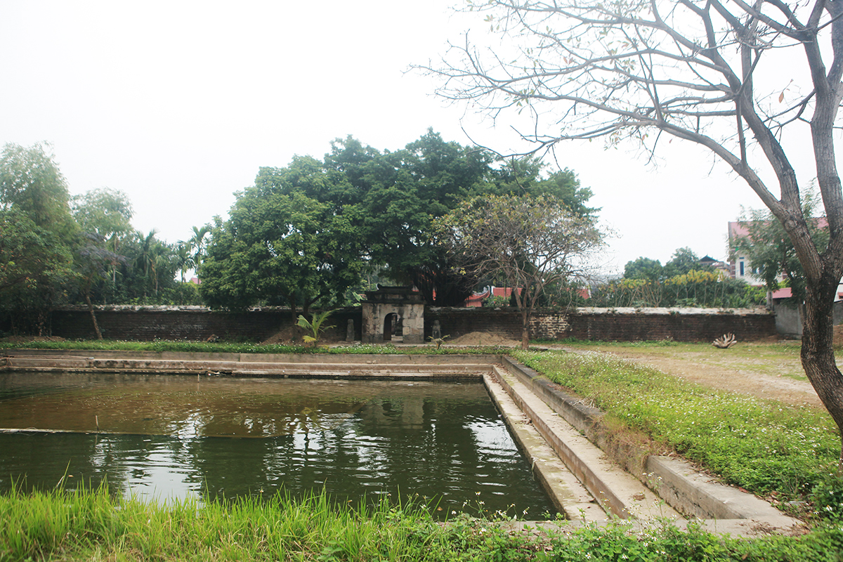 Xây dựng năm 1697, đời vua Lê Hy Tông, lăng họ Ngọ là nơi lưu giữ di hài Phương quận công Ngọ Công Quế. Lăng đá có hình chữ nhật, chia làm hai lớp. Cửa lăng hướng về phía Nam, nơi có hồ nước trong xanh.