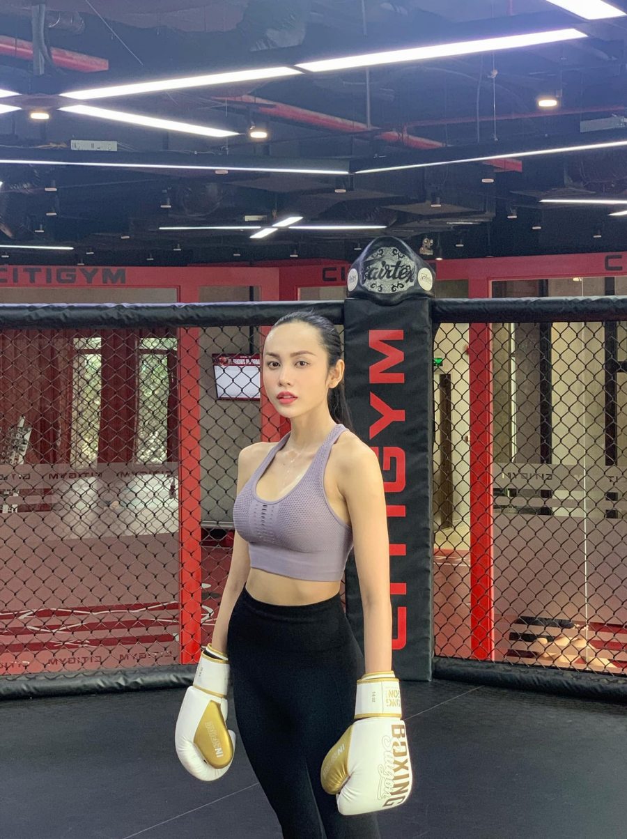 Ngoài tập gym, cô còn tập thêm boxing để "độ" dáng.