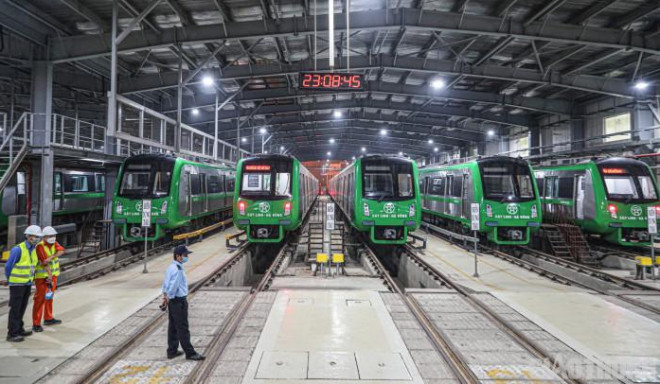 Công việc này do Bộ phận kiểm tra và sửa chữa tàu thuộc Công ty Hà Nội Metro đảm nhận. “Khi các đoàn tàu về Depot nghỉ ngơi là lúc chúng tôi kiểm tra, sửa chữa tàu. Công việc này diễn ra từ hơn 22h30 đến sáng hôm sau”, kỹ sư Trần Văn Việt, Trưởng một nhóm kiểm tra, sửa chữa tàu chia sẻ.