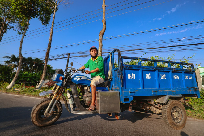 Những chậu hoa tươi thắm đang trên đường đi tô điểm sắc xuân cho mọi ngôi nhà.