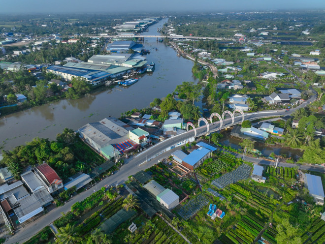 Làng hoa Sa Đéc nằm e ấp bên dòng sông Tiền.