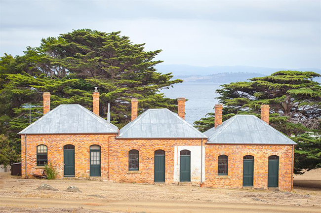 Ngày nay, du khách có thể đi phà ngoài khơi bờ biển phía đông của Tasmania để khám phá hòn đảo, nơi hiện vẫn còn 13 công trình kiến trúc được bảo tồn tuyệt vời từ những ngày hòn đảo còn là thuộc bộ&nbsp;hình sự.&nbsp;
