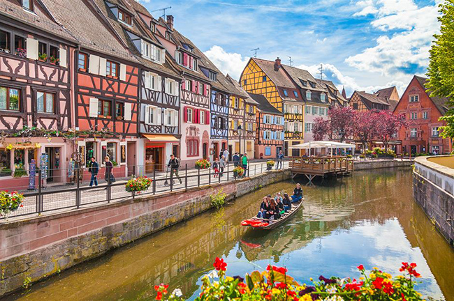 Quai de la Poissonnerie, Colmar, Pháp: Nép mình giữa những vườn nho, Colmar là một bộ sưu tập thơ mộng với những ngôi nhà cổ kính từ thời trung cổ, những con kênh và những khu trưng bày hoa,&nbsp;và khu nhà bằng khung gỗ kỳ dị và bí ẩn Quai de la Poissonnerie, chạy dọc theo Sông Launch, giống như một câu chuyện cổ tích.&nbsp;
