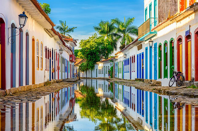 Đường phố Paraty, Brazil: Paraty là một thị trấn thuộc địa cũ, được người Bồ Đào Nha thành lập vào năm 1667. Trung tâm lịch sử đầy màu sắc này&nbsp;hiện là Di sản Thế giới được UNESCO công nhận, du khách tới đây có thể đi bộ để chiêm ngưỡng những con phố rải sỏi không thay đổi trong suốt 250 năm qua.
