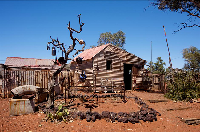 Gwalia, Tây Úc: Được mô tả như một "thị trấn ma sống", Gwalia là một trong những khu định cư khai thác mỏ đã thất thủ của Australia. Vào thời kỳ đỉnh cao, thị trấn Gwalia có khoảng 1.200 cư dân. Nhưng đến những năm 1960 nó đã suy tàn trong nhiều thập kỷ và dân số người giảm mạnh xuống còn khoảng 40 người.
