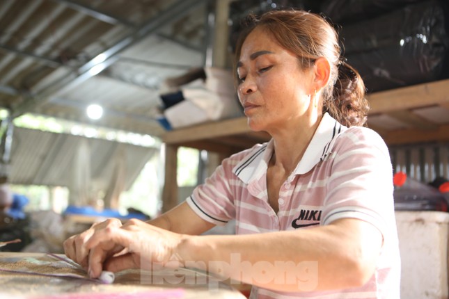 Còn hương cuốn được làm thủ công, người dân tự cuốn. Các thợ cuốn hương phải làm tỉ mỉ, cẩn thận để những que hương chắc chắn, thơm.