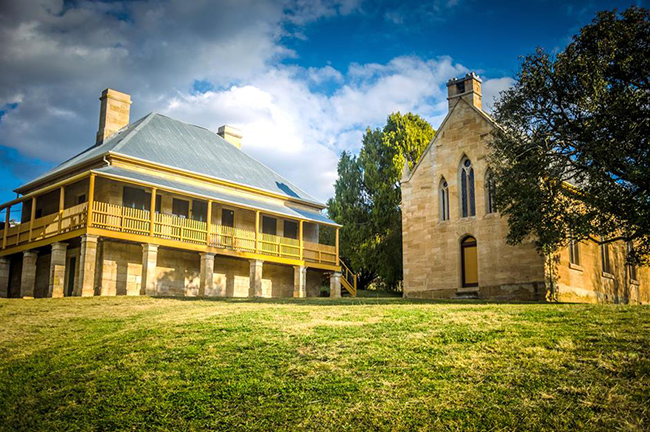 Hartley, New South Wales: Hartley là một thị trấn từng nổi đình đám với một tòa án lớn được xây dựng vào năm 1837 rất nổi tiếng khiến thị trấn này trở thành một trung tâm tư pháp. Tuy nhiên, khi tuyến đường sắt cuối cùng đi qua thị trấn nơi đây dần bị suy thoái cũng là lúc nơi này rơi vào lãng quên.&nbsp;
