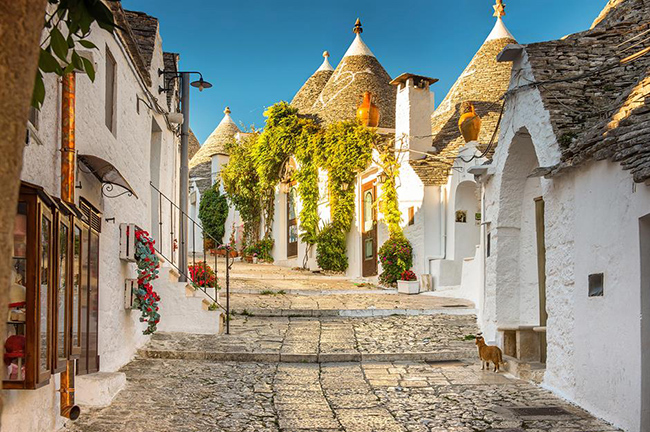 Đường phố Alberobello, Ý: Đây thật sự là một con phố hoàn hảo như tranh vẽ ở Alberobello, một Di sản Thế giới đã được UNESCO công nhận. Thị trấn nhỏ ở Puglia nổi tiếng với những ngôi nhà xinh đẹp được xây dựng từ đá vôi trắng với mái nhà hình nón đặc trưng.&nbsp;
