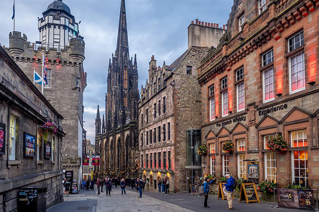 The Royal Mile, Edinburgh, Vương quốc Anh: Royal Mile là trung tâm của lịch sử Scotland trong nhiều thế kỷ. Một trong những điểm đến nổi tiếng nhất đối với khách du lịch, con phố có các cửa hàng, quán rượu cũng như các điểm tham quan hàng đầu như The Real Mary King&#39;s Close, Camera Obscura và World Of Illusions.
