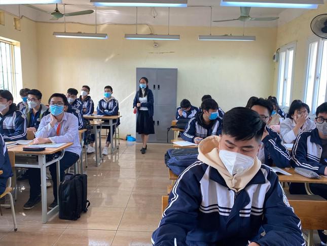 Học sinh lớp 12 Hà Nội đi học trực tiếp đầu tháng 12/2021. Ảnh: Tiền Phong.
