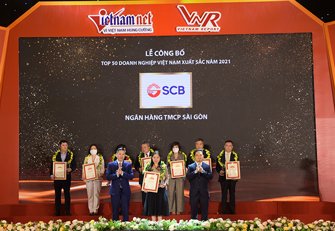 Đại diện SCB nhận giải thưởng Top 50 Doanh nghiệp Việt Nam xuất sắc nhất năm 2021.