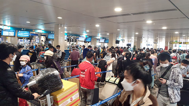 Chiều 19/1 (17 tháng Chạp), rất đông hành khách xếp hàng dài ở sân bay Tân Sơn Nhất (quận Tân Bình, TP.HCM) để làm thủ tục lên máy bay, về quê đón Tết.