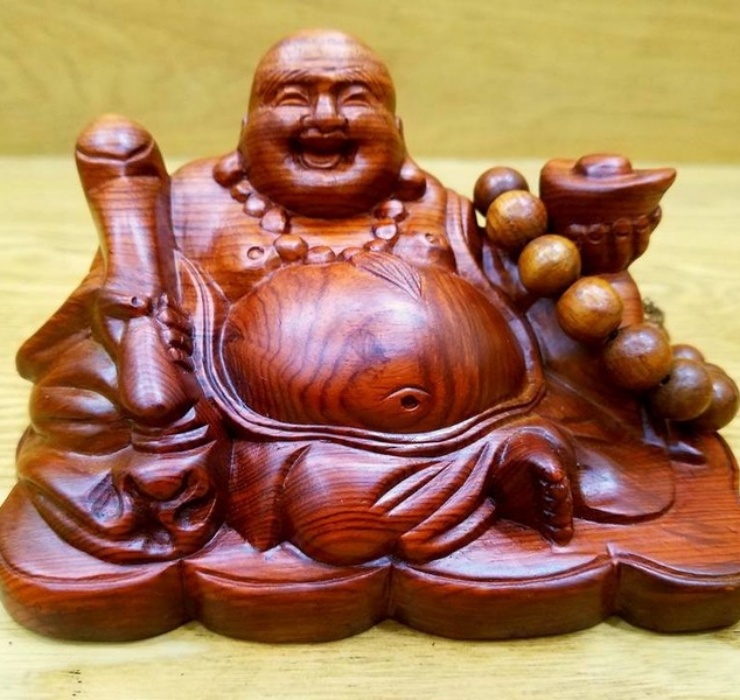 Tượng Phật thường được chế tác trên nhiều chất liệu, nhưng loại có giá thành phải chăng và phổ biến nhất là tượng Phật làm từ gỗ được bán với giá từ 210.000 đồng/bức. 
