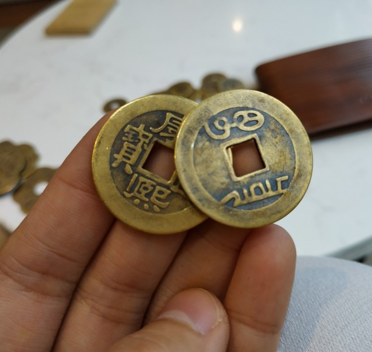 Người xưa quan niệm rằng, đồng xu cổ có xuất xứ từ Trung Quốc được xem như là tín vật bảo hộ, thường được chủ sở hữu trưng bày trong nhà hoặc nơi làm việc với mong muốn đem lại tiền bạc, tài lộc, may mắn.
