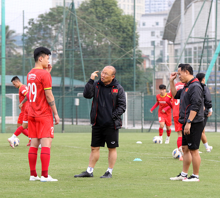HLV Park Hang Seo chỉ đạo học trò tập luyện chiều ngày 19/1.