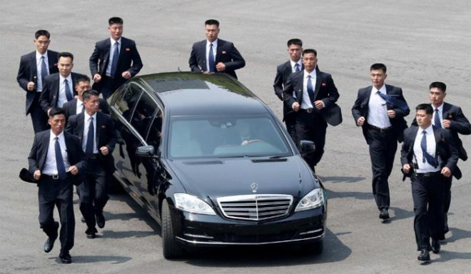 Đội vệ sĩ chạy bộ của nhà lãnh đạo Triều Tiên Kim Jong-un. Ảnh Reuters