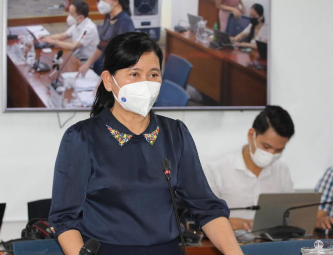 Bà Nguyễn Thị Huỳnh Mai, Chánh Văn phòng Sở Y tế TP.HCM thông tin tại họp báo. Ảnh: TÁ LÂM