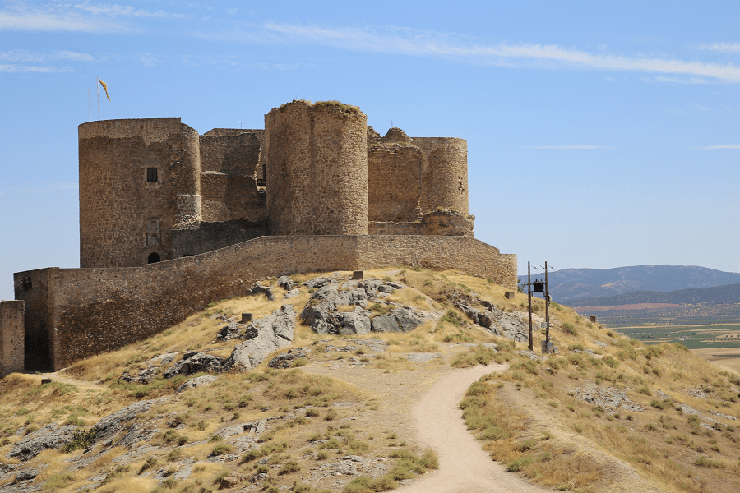 12. Lâu đài trên đỉnh Cerro Calderico cũng có một số cối xay gió. Nơi này từng là thành trì của hiệp sĩ Hospitaller trong thời Trung cổ. Toàn bộ Cerro Calderico — dọc theo lâu đài và những cối xay gió đã được công nhận là di sản quốc gia Tây Ban Nha.
