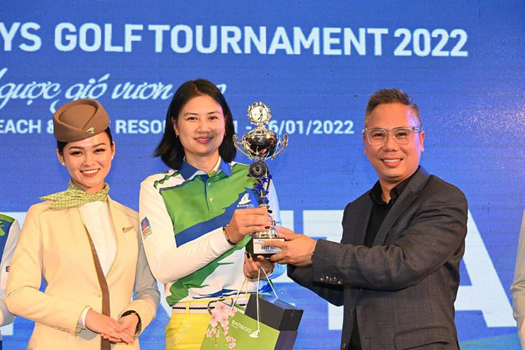 Kim Huệ nhân đôi niềm vui khi tham dự giải golf ở Quảng Bình