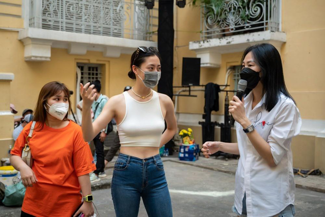 Lương Thùy Linh khoe vòng eo xinh nhưng trang phục áo hở eo, bó sát khiến fan tranh cãi.
