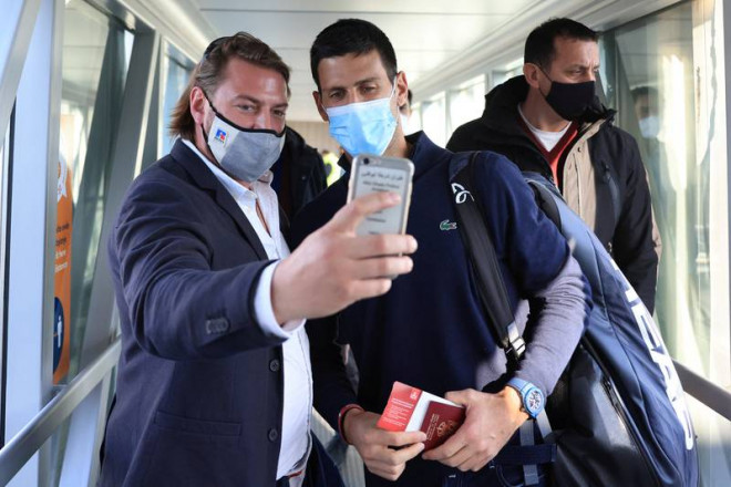 Djokovic trên đường rời Úc trở về Serbia, và nếu không chích vaccine anh có thể bị Pháp cấm dự Roland Garros.&nbsp;Ảnh: AFP