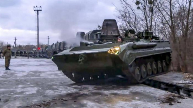 Xe bọc thép của quân đội Nga tới Belarus tham gia tập trận chung. Ảnh - AP